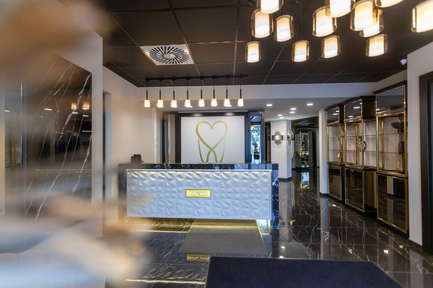 Behandlungsraum im Dental White Bleaching Studio mit modernen Liegen