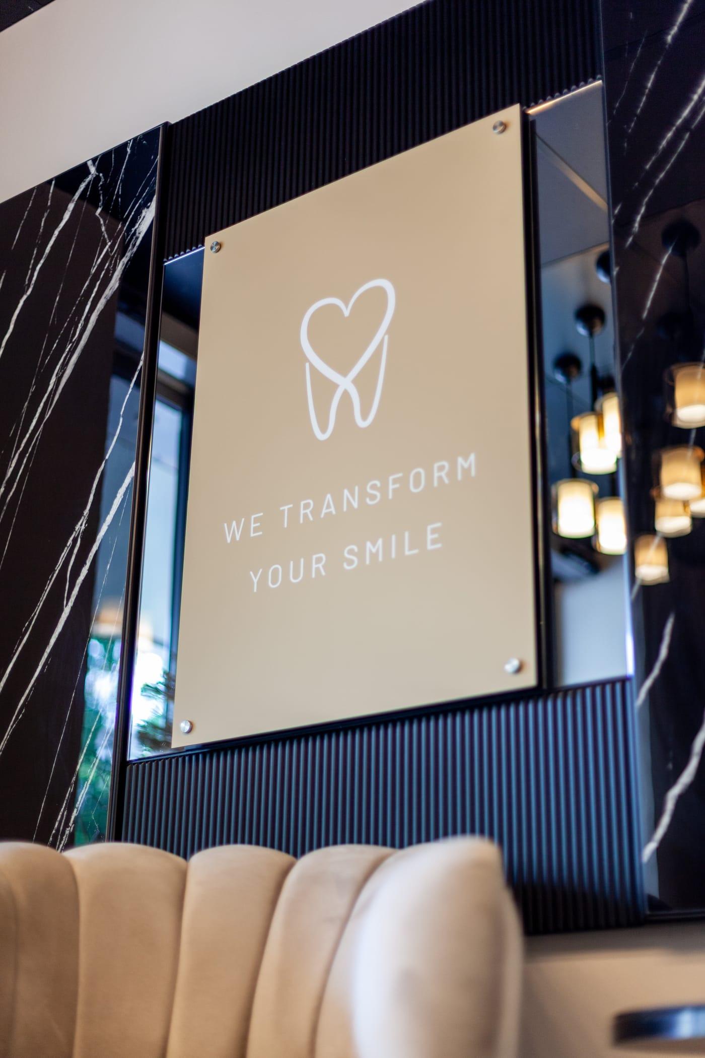 Moderner Behandlungsplatz mit Ring-Licht im Dental White Studio