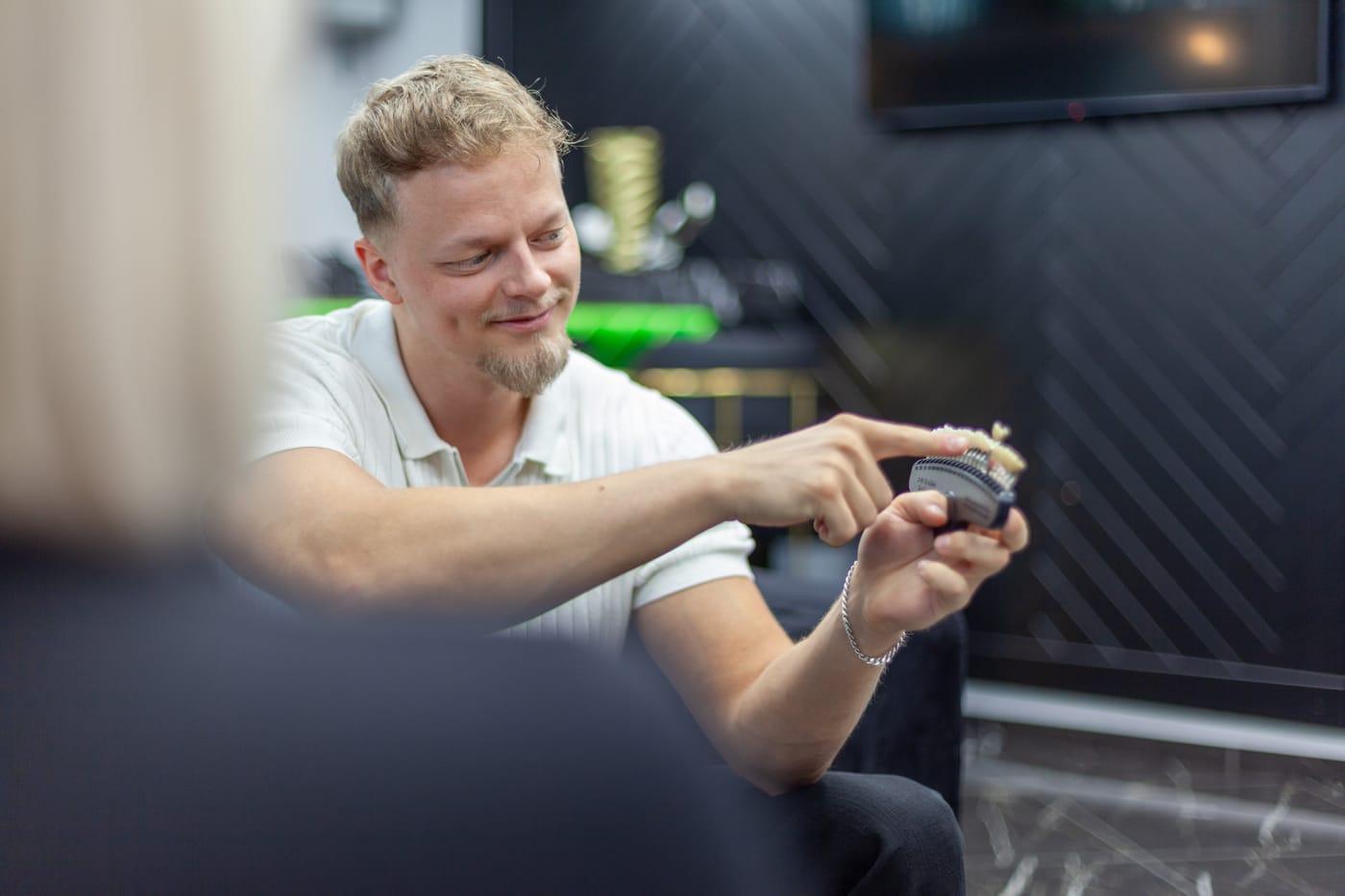 Empfangsbereich des Dental White Studios mit eleganter Einrichtung