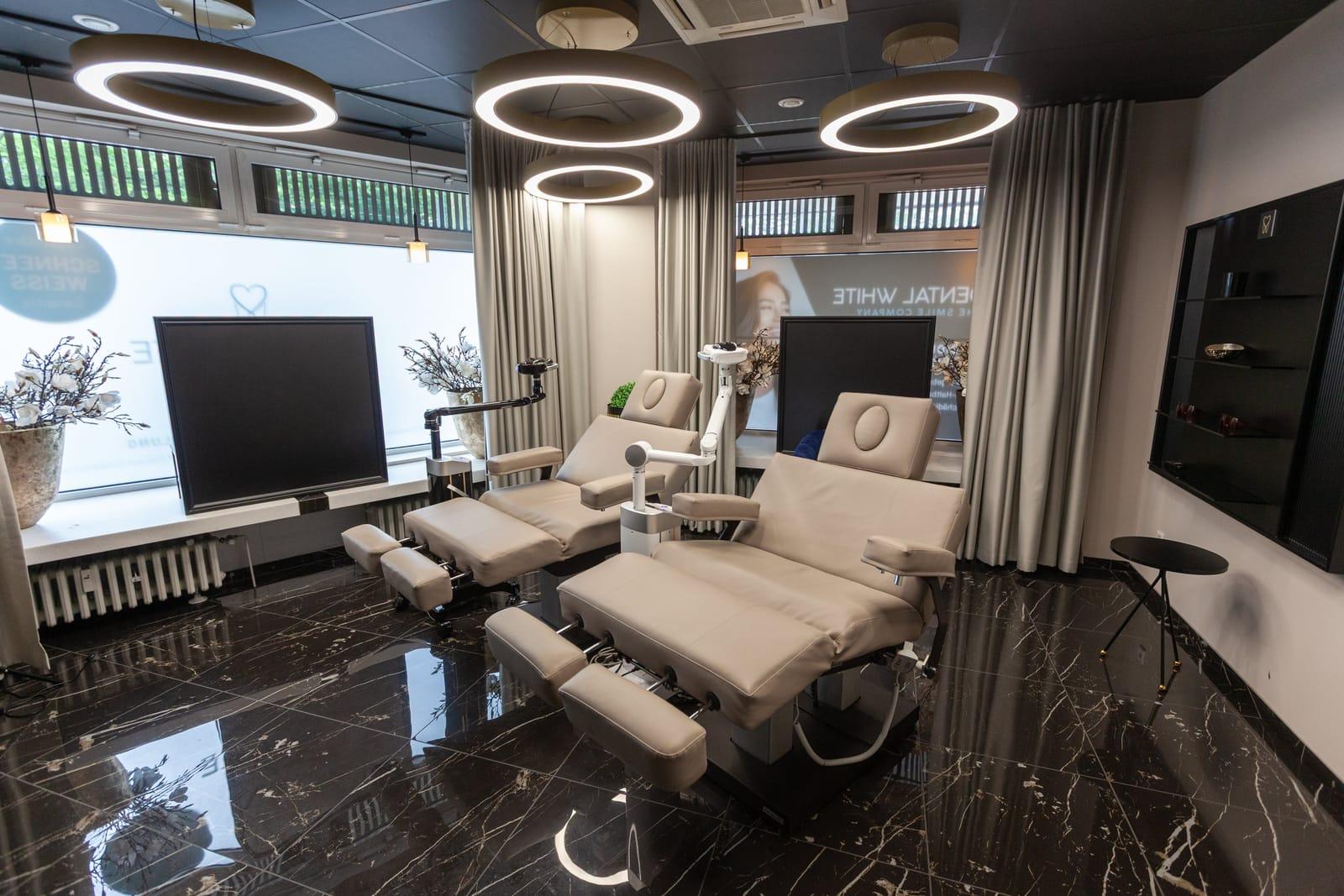 Die Dental White Bleaching-Lounge in Essen mit Marmorboden und Ring-Lichtern